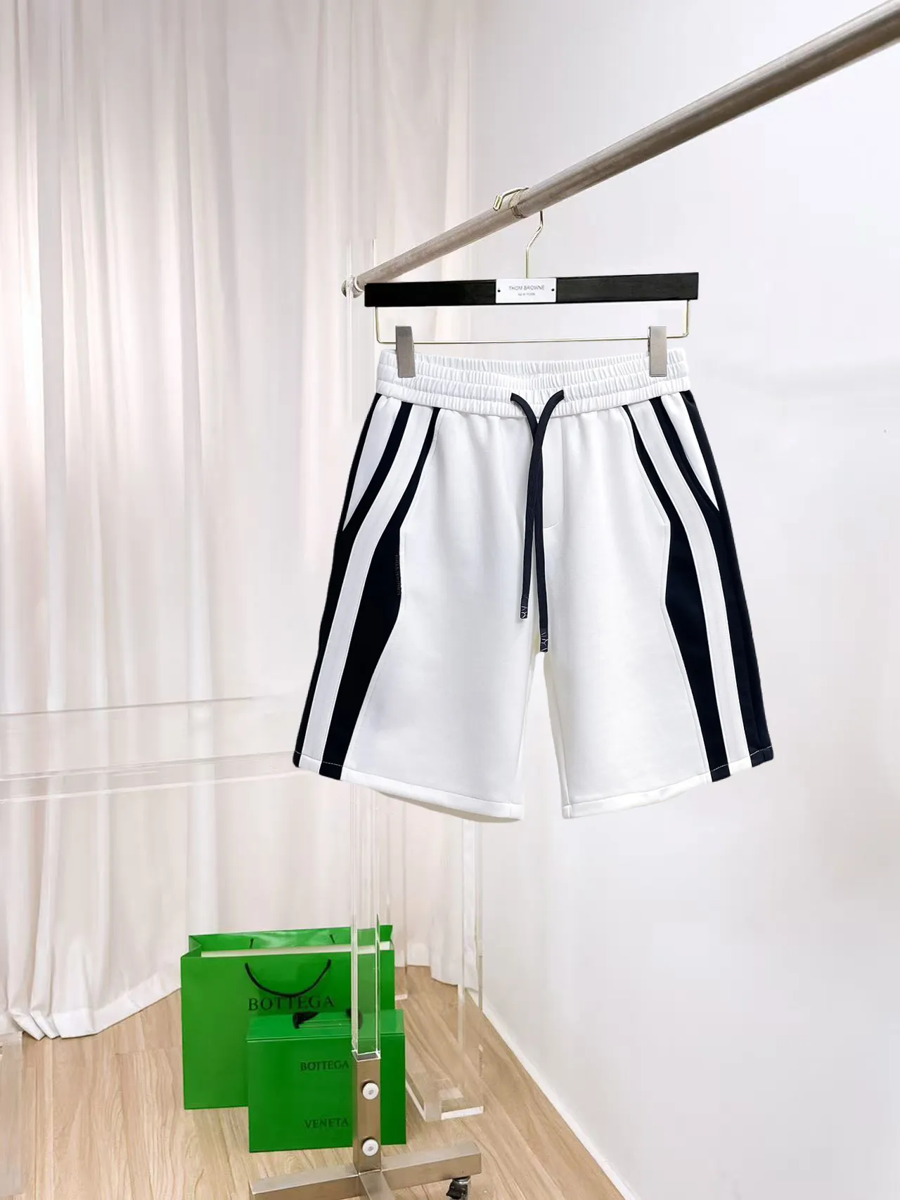 Balenciaga's three-standard complete 2026 summer New Arrival men's casual shorts, advanced custom-made Breathable fabric, Breathable fabric, extremely stretchy and comfortable, impeccable details, top-grade accessories, original logo design concept, delicate and soft feel! The upper body fit is awesome! Size: M-XXXL Please state your height and weight when ordering